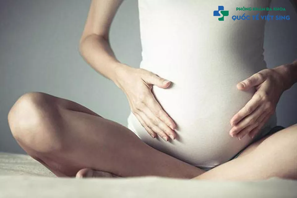 Khi mang thai mẹ bầu ra nhiều huyết trắng có sao không?